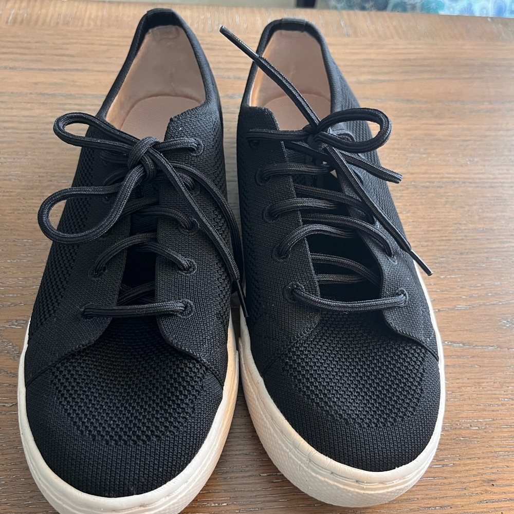 Hush Puppies Black Knit Lace-Up‎ Sneakers with White Insole Trim Size 9.5